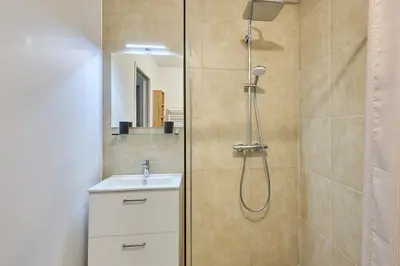 Salle de bains dans l'établissement Le Jardin Paisible - A 2 km de la plage