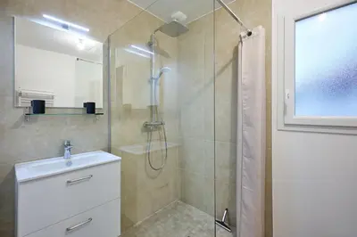 Salle de bains dans l'établissement Le Jardin Paisible - A 2 km de la plage