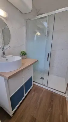 Salle de bains dans l'établissement L'Espadon
