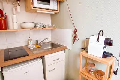 Cuisine ou kitchenette dans l'établissement L'Ecrin du Château Séjour à 2, études, professionnels à CAEN Studio calme face au Château linge et wifi inclus