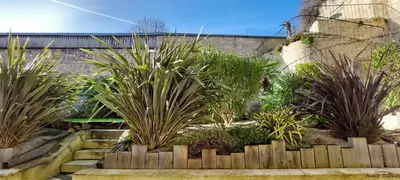 Jardin de l'établissement L'Ecrin du Château Séjour à 2, études, professionnels à CAEN Studio calme face au Château linge et wifi inclus