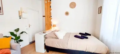 Un ou plusieurs lits dans un hébergement de l'établissement L'Ecrin du Château Séjour à 2, études, professionnels à CAEN Studio calme face au Château linge et wifi inclus
