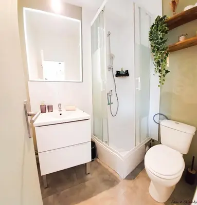 Salle de bains dans l'établissement L'Ecrin du Château Séjour à 2, études, professionnels à CAEN Studio calme face au Château linge et wifi inclus