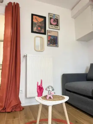 Coin salon dans l'établissement Studio tout équipé à Caen avec terrasse