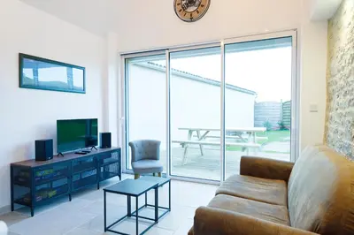 Télévision ou salle de divertissement dans l'établissement Gîte du Cellier - Jardin et terrasse