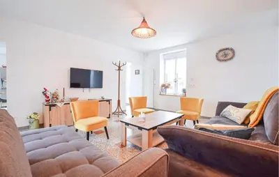 Télévision ou salle de divertissement dans l'établissement 3 Bedroom Nice Home In Saint-Marcouf