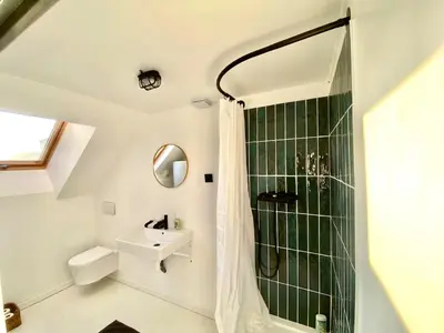 Salle de bains dans l'établissement L'Atelier, between nature and beach