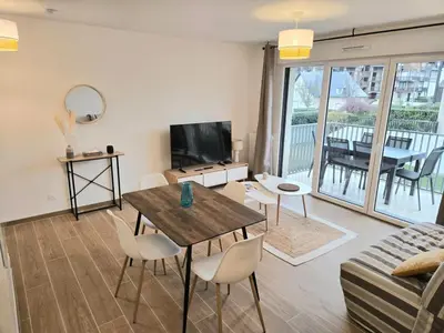 Télévision ou salle de divertissement dans l'établissement Beautiful new and bright apartment Sable & Sel