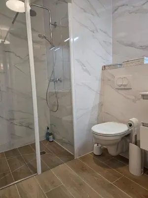 Salle de bains dans l'établissement Beautiful new and bright apartment Sable & Sel