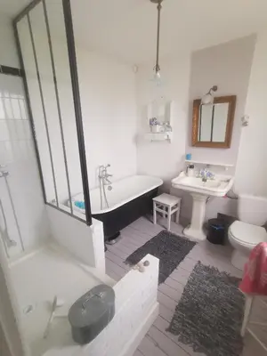 Salle de bains dans l'établissement Maison de Famille en Normandie