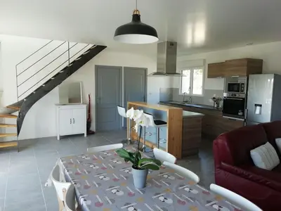 Cuisine ou kitchenette dans l'établissement Grande maison lumineuse au calme