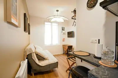 Télévision ou salle de divertissement dans l'établissement Le 1 du Clos Fleuri - Studio avec extérieur privatif