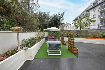 Jardin de l'établissement Le 4 du Clos Fleuri - Proche Hippodrome