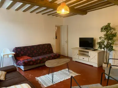 Télévision ou salle de divertissement dans l'établissement L'escalier rouge - Maison typique avec cour