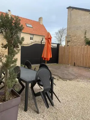 Plan de l'établissement L'escalier rouge - Maison typique avec cour