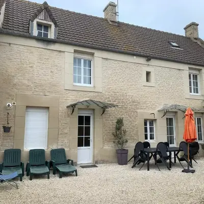 L'escalier rouge - Maison typique avec cour