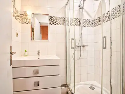 Salle de bains dans l'établissement Maison familiale lumineuse près de la mer - FR-1-788-99