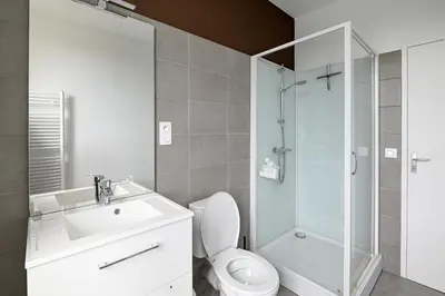 Salle de bains dans l'établissement Gîte de la Poste - Avec jardin
