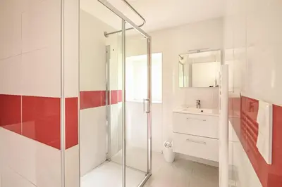 Salle de bains dans l'établissement Le parc du château - Dépendance du château