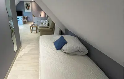 Un ou plusieurs lits dans un hébergement de l'établissement Maison Avec Piscine