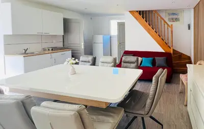 Cuisine ou kitchenette dans l'établissement Maison Avec Piscine