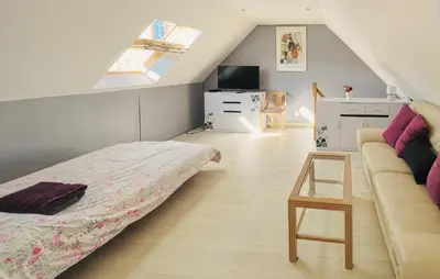 Un ou plusieurs lits dans un hébergement de l'établissement Maison Avec Piscine