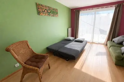 Un ou plusieurs lits dans un hébergement de l'établissement Au bout du port avec balcon et terrasse