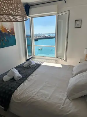 Un ou plusieurs lits dans un hébergement de l'établissement Côté Criée sur le port de pêche