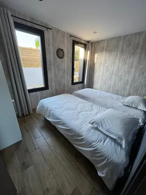 Un ou plusieurs lits dans un hébergement de l'établissement Lodges des Pontons - Cap Ouest - vue mer