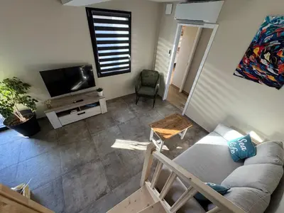 Télévision ou salle de divertissement dans l'établissement Lodges des Pontons - Cap Sud - vue mer