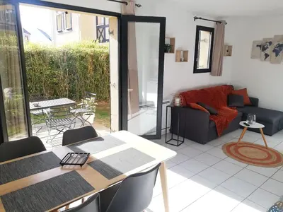 Coin salon dans l'établissement Appartement avec jardin à 50 m de la plage et 2 vélos inclus