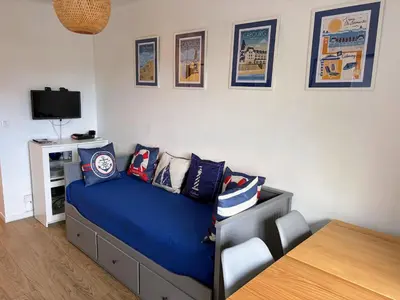 Télévision ou salle de divertissement dans l'établissement Ambiance marine, bel appartement avec vue mer, balcon, piscine et tennis