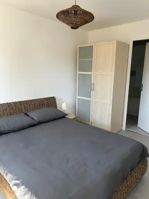 Un ou plusieurs lits dans un hébergement de l'établissement Appartement renové au calme, 1 chambre, balcon, proche mer