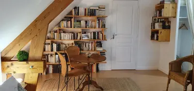 Bibliothèque dans le séjour chez l'habitant