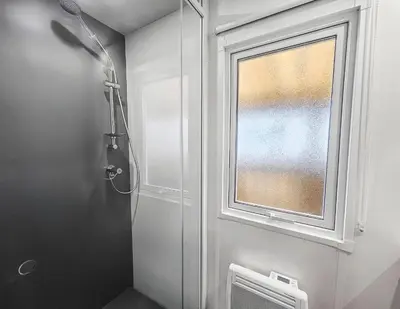 Salle de bains dans l'établissement Séjour en Forêt 4 étoiles