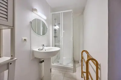 Salle de bains dans l'établissement Les Pieds dans l'eau - Front de Mer
