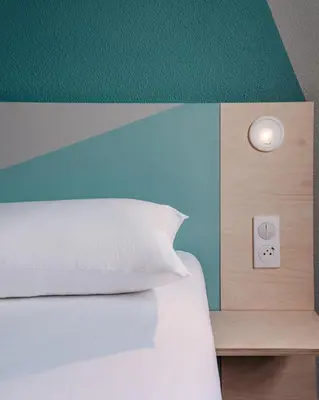 Un ou plusieurs lits dans un hébergement de l'établissement Ibis Budget Pontorson Baie Du Mont Saint Michel