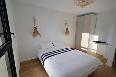 Un ou plusieurs lits dans un hébergement de l'établissement Maison moderne avec jardin Proche plage
