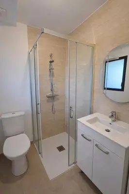 Salle de bains dans l'établissement Maison moderne avec jardin Proche plage