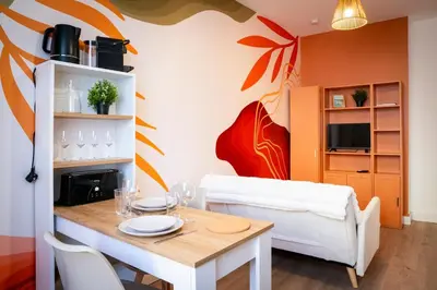 Télévision ou salle de divertissement dans l'établissement Cocon coloré en centre-ville de Caen