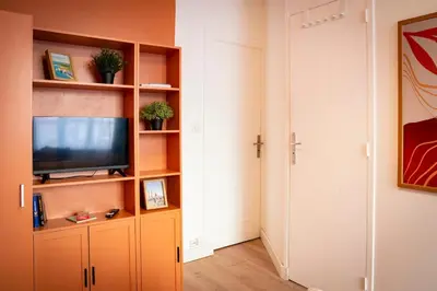 Télévision ou salle de divertissement dans l'établissement Cocon coloré en centre-ville de Caen