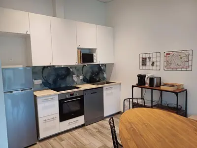 Cuisine ou kitchenette dans l'établissement Ô 92 - Maison mitoyenne avec terrasse et parking privé - Saint-Lô centre