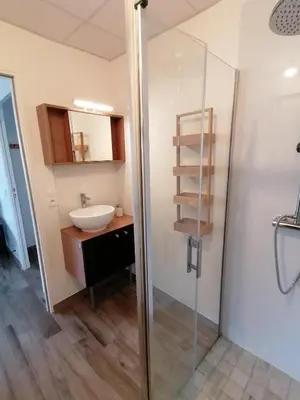 Salle de bains dans l'établissement Ô 92 - Maison mitoyenne avec terrasse et parking privé - Saint-Lô centre