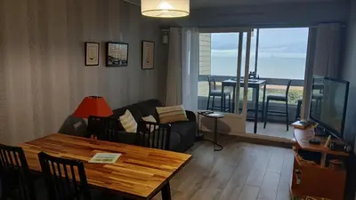 Coin salon dans l'établissement vue mer et plage Courseulles