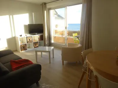 Télévision ou salle de divertissement dans l'établissement Appartement 3 pièces avec vue sur mer et port