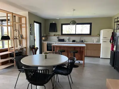 Cuisine ou kitchenette dans l'établissement villa carolles