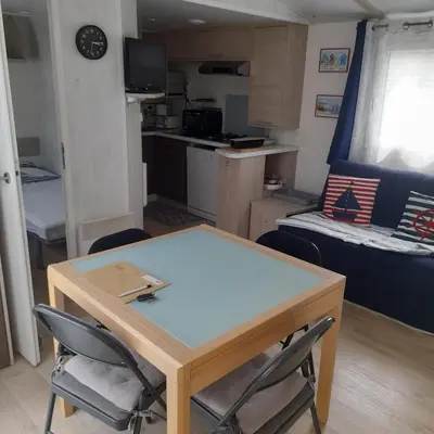 Cuisine ou kitchenette dans l'établissement Mobilhome 4 personnes