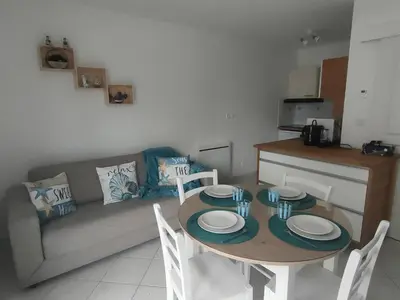 Cuisine ou kitchenette dans l'établissement Charmant deux pièces proche de la mer avec parking privatif - FR-1-465-131