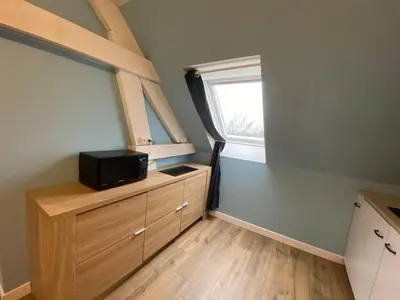 Cuisine ou kitchenette dans l'établissement Normandy Couple Getaway with Garden