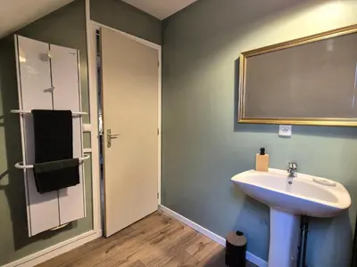 Salle de bains dans l'établissement Cozy Couple Retreat in Normandy